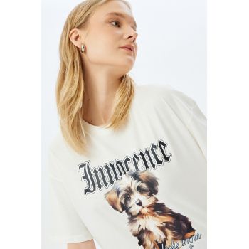 Tricou lejer cu imprimeu grafic si text frontal