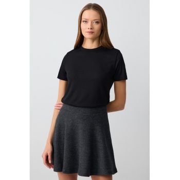 Tricou striat cu decolteu la baza gatului