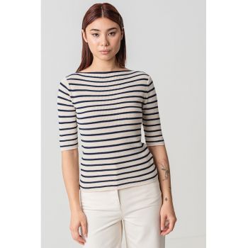 Bluza striata cu decolteu barcuta