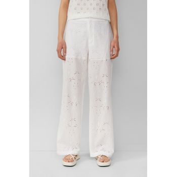 Pantaloni cu croiala ampla si perforatii