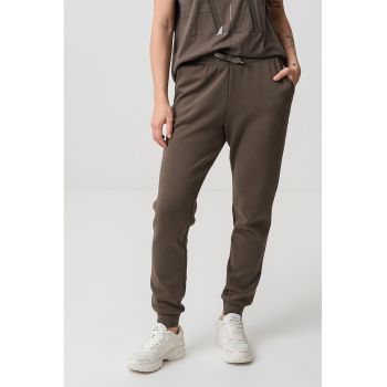 Pantaloni de trening cu croiala conica si snur