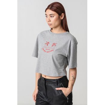 Tricou crop cu imprimeu text Babele