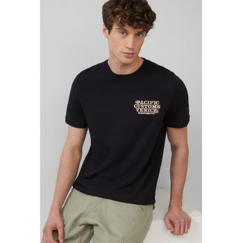 Tricou cu decolteu la baza gatului si imprimeu text