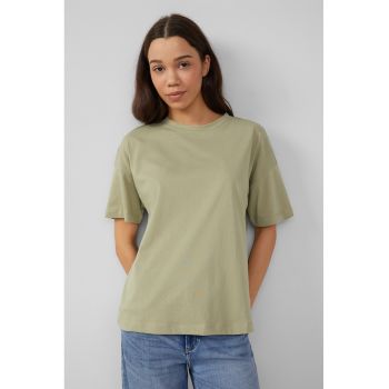 Tricou lejer cu decolteu la baza gatului