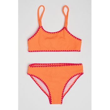 Costum de baie in doua piese cu detalii contrastante