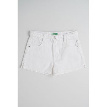 Pantaloni scurti cu talie medie si curea subtire