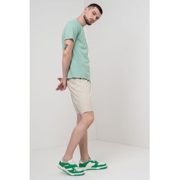 Tricou de bumbac cu decolteu la baza gatului si logo discret
