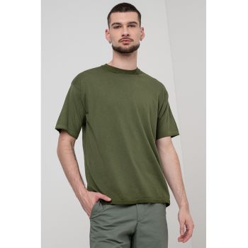 Tricou regular fit cu decolteu la baza gatului