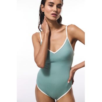 Costum de baie intreg cu detalii contrastante
