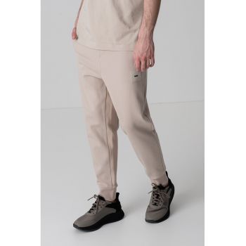 Pantaloni de trening cu snur de ajustare si buzunare cu fermoar