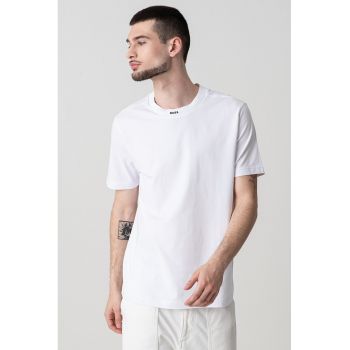 Tricou cu decolteu la baza gatului
