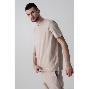 Tricou cu decolteu la baza gatului