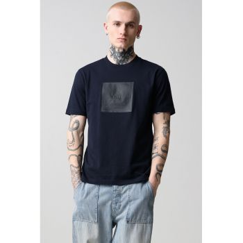 Tricou cu decolteu la baza gatului si imprimeu logo