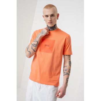 Tricou cu decolteu la baza gatului si imprimeu logo
