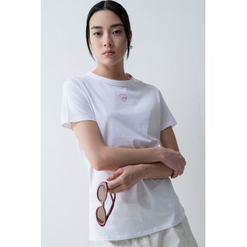 Tricou cu decolteu la baza gatului si inima discreta