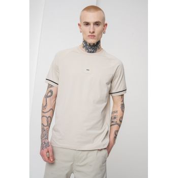 Tricou cu detalii contrastante