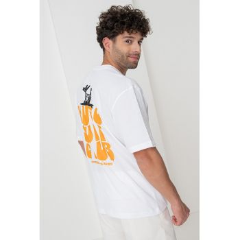 Tricou cu imprimeu logo si decolteu la baza gatului