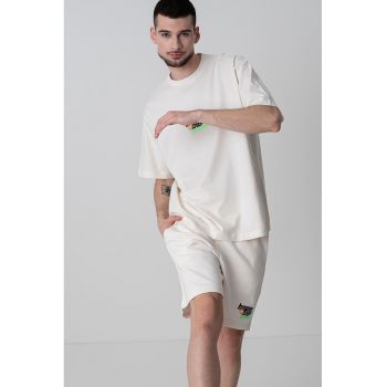 Tricou cu logo si decolteu la baza gatului