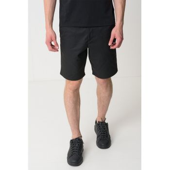 Pantaloni scurti cu model uni si buzunare laterale