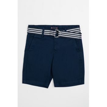 Pantaloni scurti tesuti cu o curea
