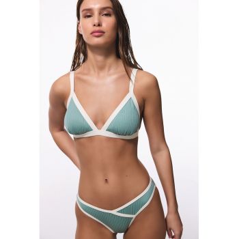 Sutien cu cupe triunghiulare