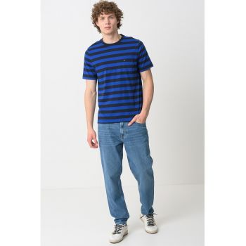 Tricou cu decolteu la baza gatului
