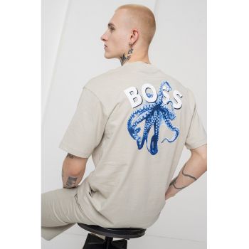 Tricou cu decolteu la baza gatului si model