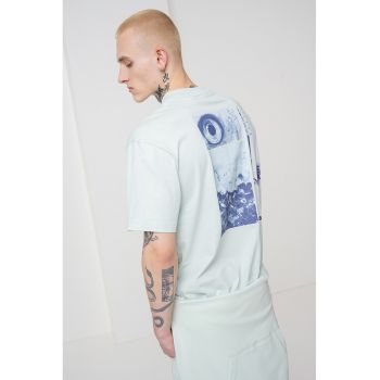 Tricou cu decolteu la baza gatului si model