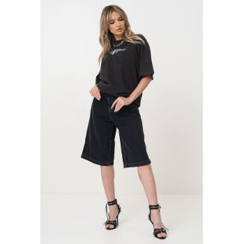 Tricou cu imprimeu logo si decolteu la baza gatului