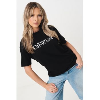 Tricou cu imprimeu text si decolteu la baza gatului
