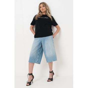 Tricou cu imprimeu text si decolteu la baza gatului