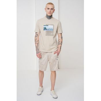 Tricou din bumbac cu decolteu la baza gatului si model grafic