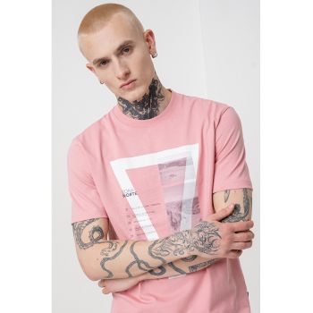 Tricou din bumbac cu decolteu la baza gatului si model grafic