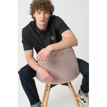 Tricou polo cu logo discret pe piept