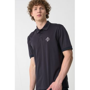 Tricou polo cu logo discret pe piept