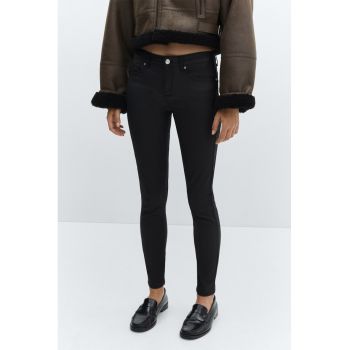 Blugi skinny cu efect push-up si aspect peliculizat
