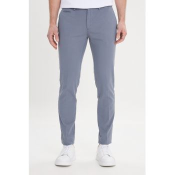 Pantaloni chino din amestec de bumbac cu buzunare