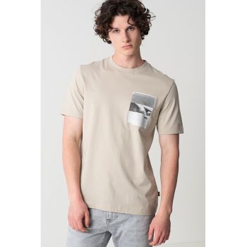 Tricou cu decolteu la baza gatului si imprimeu grafic pe piept