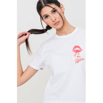 Tricou cu decolteu la baza gatului si imprimeu grafic