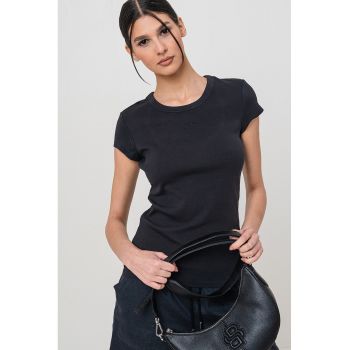 Tricou elastic cu decupaj pe partea din spate
