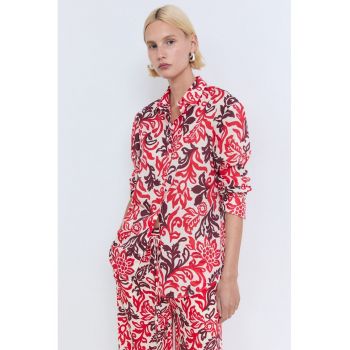 Pantaloni cu croiala ampla si model