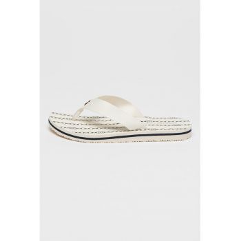 Papuci flip-flop cu detaliu cu logo metalic
