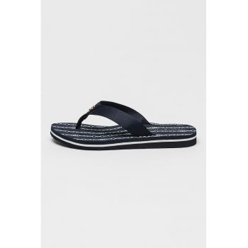 Papuci flip-flop cu detaliu cu logo metalic