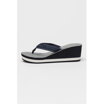 Papuci flip-flop cu talpa wedge