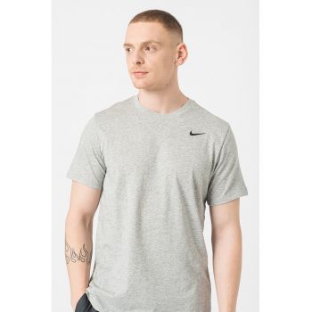 Tricou cu tehnologie Dri-FIT si decolteu la baza gatului - pentru fitness