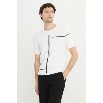 Tricou lejer cu decolteu la baza gatului
