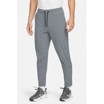 Pantaloni conici cu tehnologie Dri-FIT si slituri cu fermoar Unlimited
