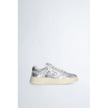 Pantofi sport cu aspect deteriorat