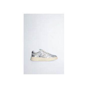 Pantofi sport cu aspect deteriorat