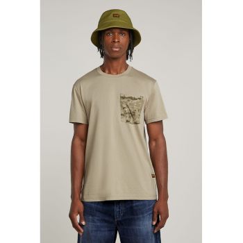 Tricou cu buzunar pe piept cu model